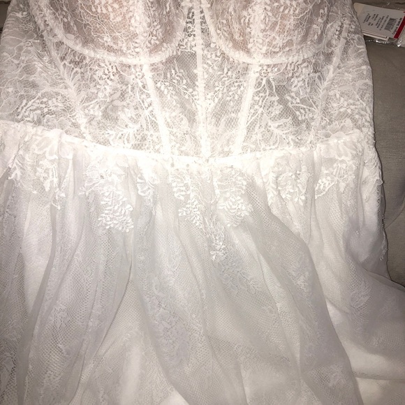 HOST PICK ✨ Floral Appliqué Corset Bodice Wedding Gown 🤍 - Picture 10 of 17